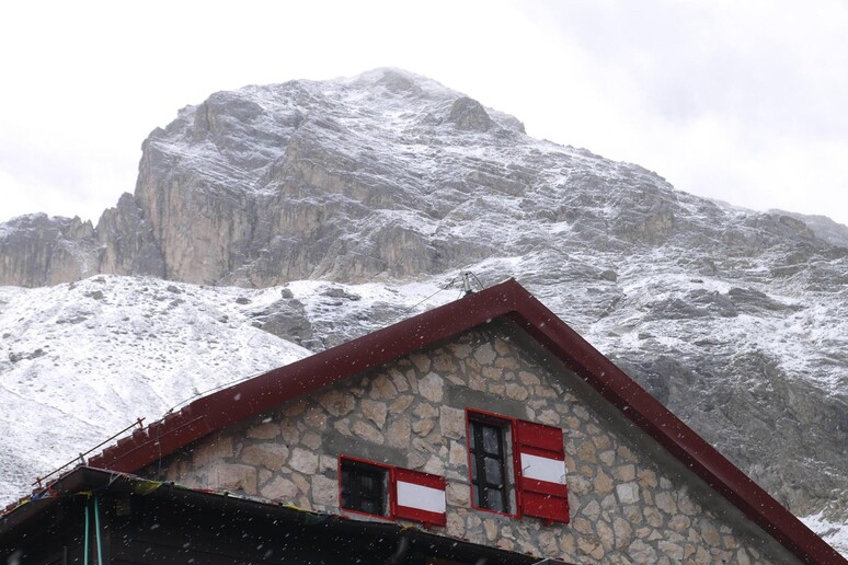 Il rifugio Franchetti a 2433 metri di altitudine, sul Gran Sasso d 'Italia, con la prima neve che imbianca il Corno Grande, - RIPRODUZIONE RISERVATA