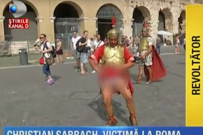 Centurioni aggrediscono reporter a Colosseo,  'ora te meno ' - RIPRODUZIONE RISERVATA