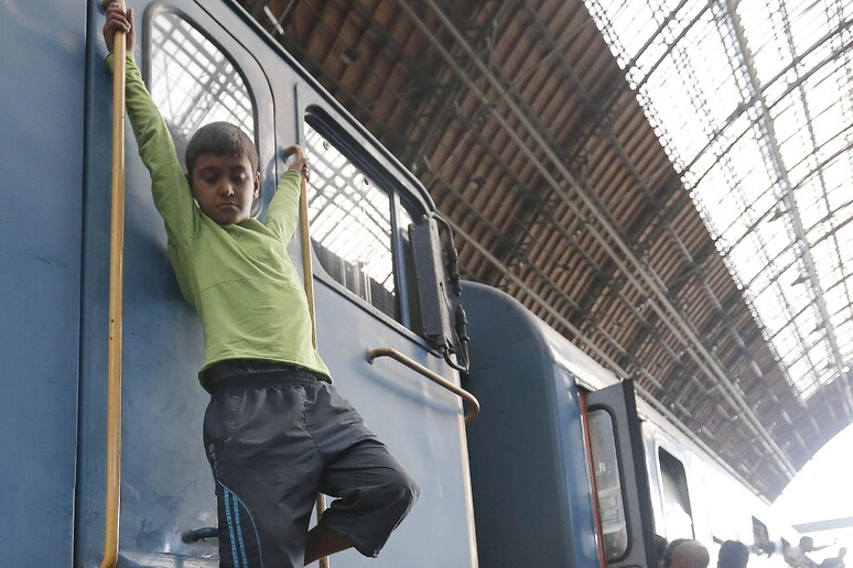 Migranti alla stazione di Budapest © ANSA/AP