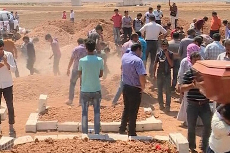 Padre di Aylan a Kobane per seppellire la famiglia © ANSA/AP