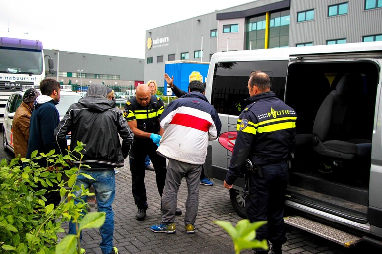 La polizia olandese arresta migranti illegali lo scorso 22 giugno - RIPRODUZIONE RISERVATA