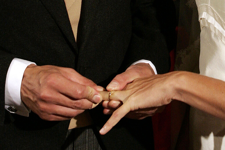 Lo scambio degli anelli durante una cerimonia nuziale - RIPRODUZIONE RISERVATA