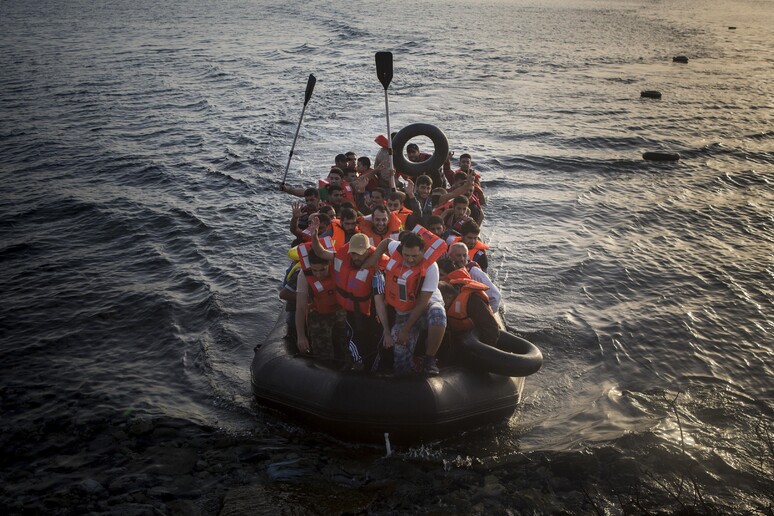 Rifugiati arrivano all 'isola di Lesbo © ANSA/AP
