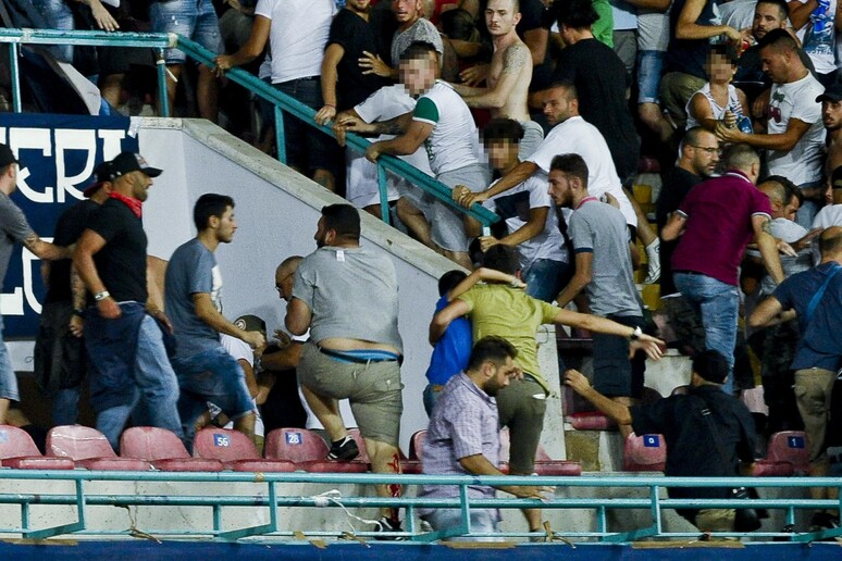 Momenti di tensione sugli spalti allo stadio San Paolo in una foto di archivio - RIPRODUZIONE RISERVATA