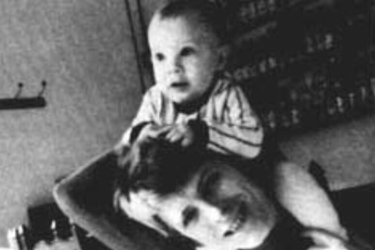 La foto del figlio di David Bowie pubblicata su twitter per confermare la morte - RIPRODUZIONE RISERVATA