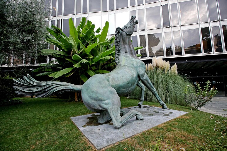 La statua del cavallo morente davanti alla sede della Rai di Viale Mazzini - RIPRODUZIONE RISERVATA