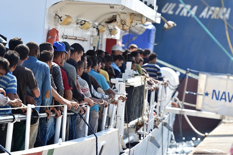 Migranti a Pozzallo in una foto di archivio © ANSA/AP