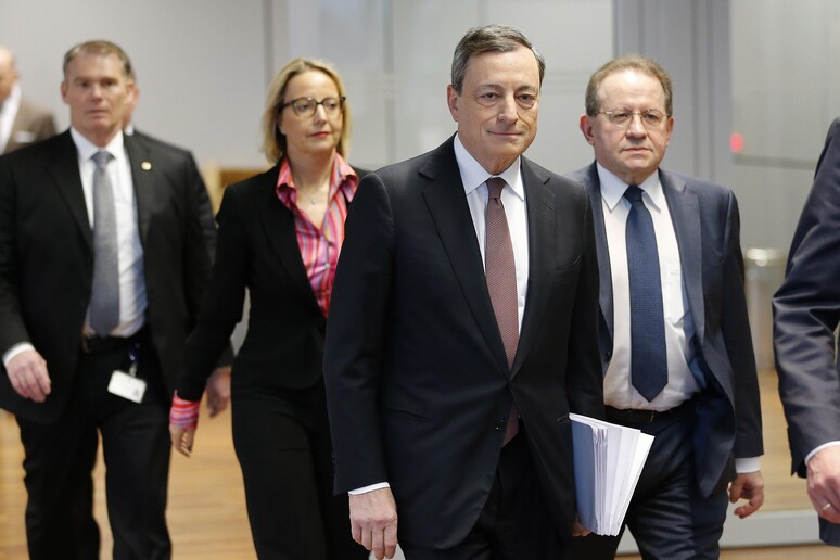Draghi arrives at presser after ECB meeting © ANSA/AP