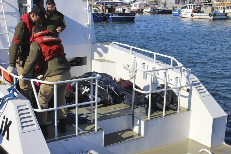 Migranti: naufragio al largo Turchia, 5 profughi annegati © ANSA/AP