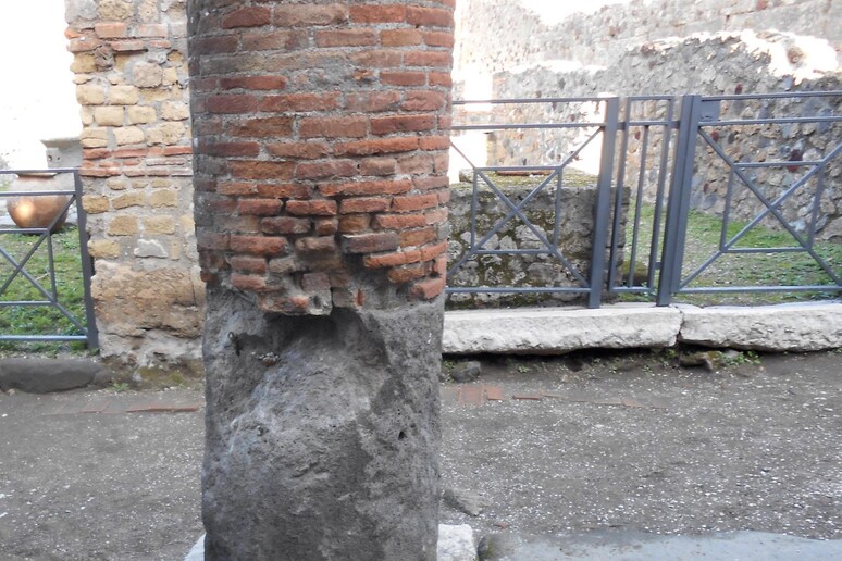Pompei: distacco parte colonna in via Porta Marina - RIPRODUZIONE RISERVATA