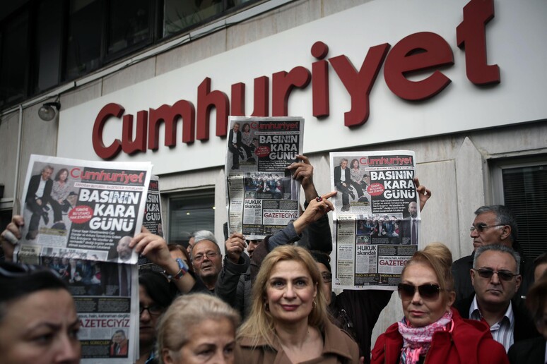 Proteste davanti alla sede del giornale Cumhuriyet il 27 novembre 2015 per l 'arresto dei due giornalisti © ANSA/AP
