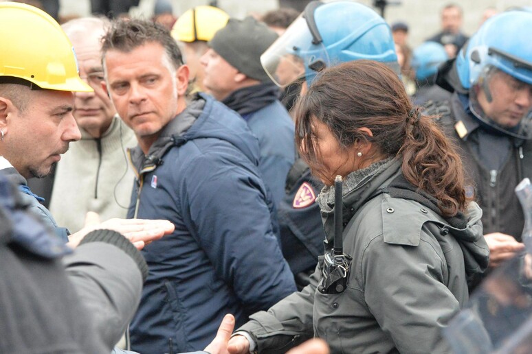Ilva: Genova; poliziotta via casco e stringe mano lavoratori - RIPRODUZIONE RISERVATA