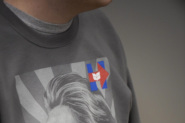 Un supporter della Clinton durante un suo comizio in Iowa © ANSA/EPA