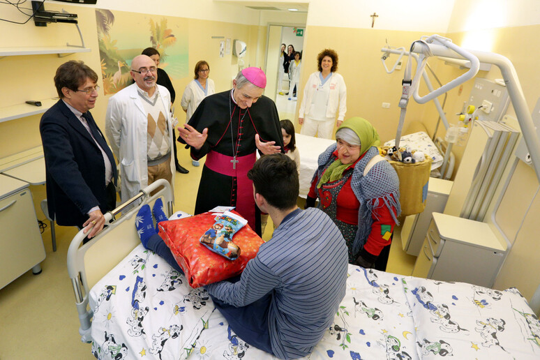 Epifania: il Vescovo di Bologna Mons. Matteo Zuppi visita la pediatria del Rizzoli - RIPRODUZIONE RISERVATA
