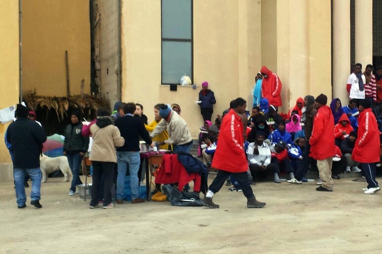 Migranti a Lampedusa - RIPRODUZIONE RISERVATA