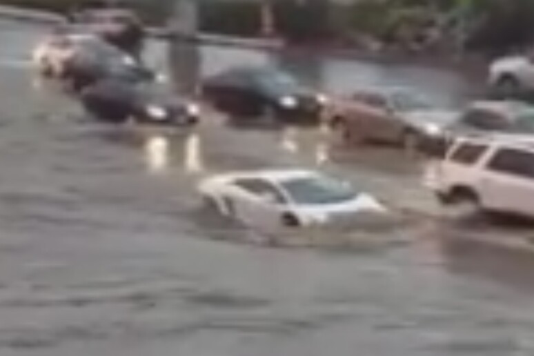 San Diego, una Lamborghini sfida l 'alluvione - RIPRODUZIONE RISERVATA