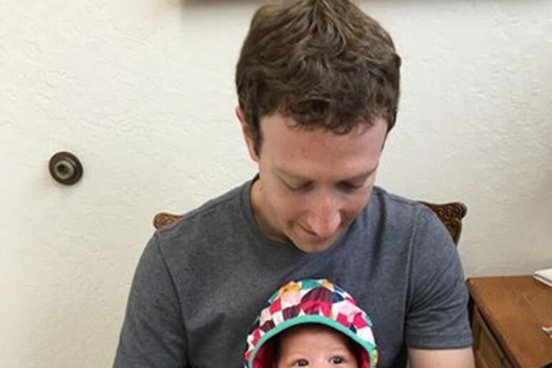Mark Zuckerberg con la figlia prima di fare i vaccini, nella foto pubblicata su Facebook (fonte: Facebook) - RIPRODUZIONE RISERVATA