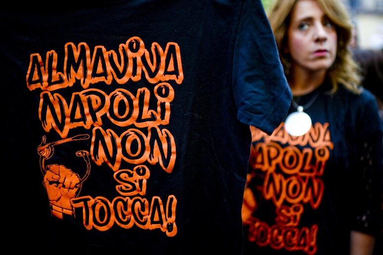 Almaviva: protesta a Napoli con maglie nere, no a chiusura - RIPRODUZIONE RISERVATA