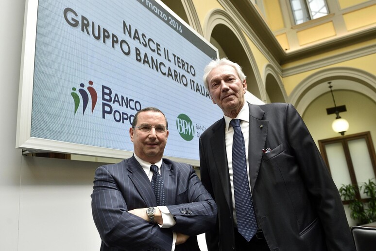 Giuseppe Castagna, a.d di Banca Popolare di Milano, con Pier Francesco Saviotti, a.d del Banco Popolare, in una foto d 'archivio - RIPRODUZIONE RISERVATA