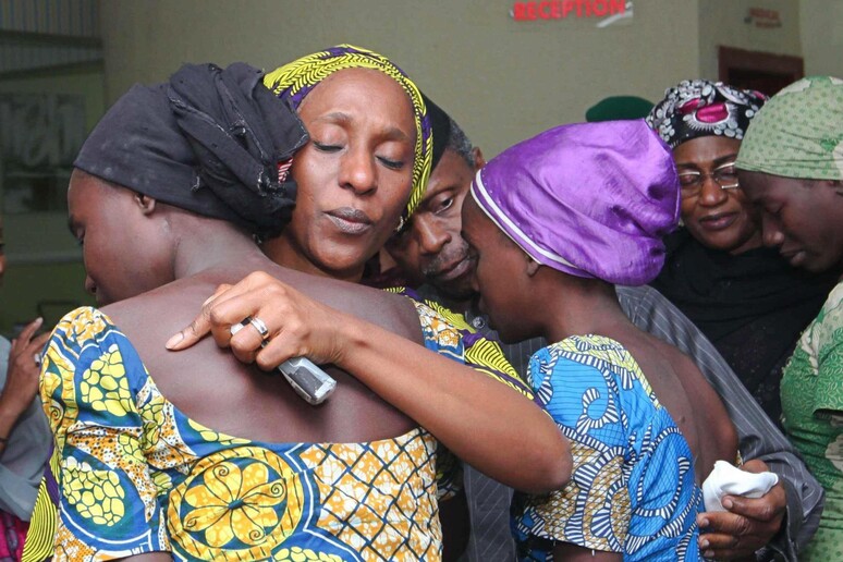 In una foto del 2016 la moglie del vicepresidente della Nigeria consola una ragazza rilasciata dopo un rapimento - RIPRODUZIONE RISERVATA