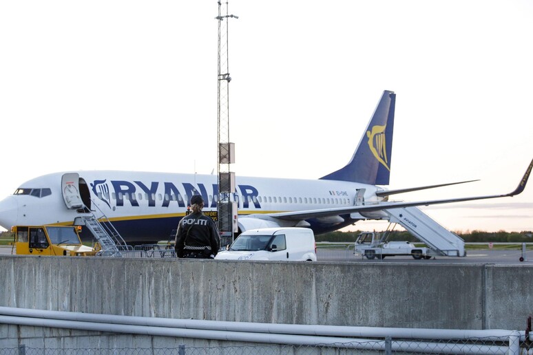 Un aereo della Ryanair in pista - RIPRODUZIONE RISERVATA