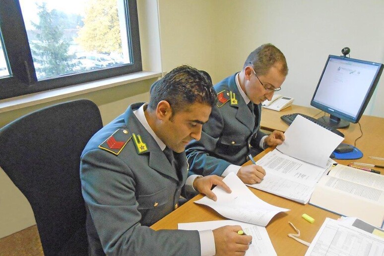 Militari della Guardia di Finanza in una foto d 'archivio - RIPRODUZIONE RISERVATA