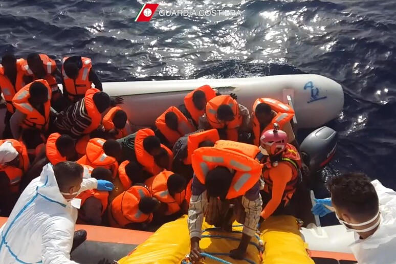 Italian Coast Guard rescues migrants -     ALL RIGHTS RESERVED