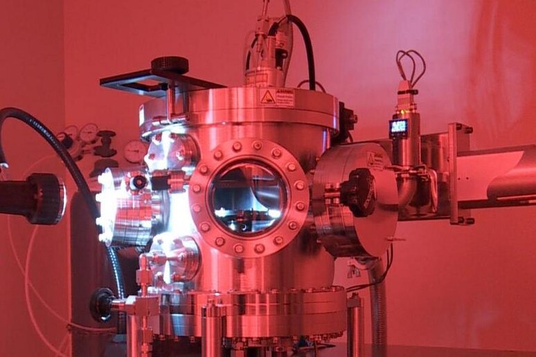 L 'apparecchiatura che permette di ottenere nuovi materiali in laboratorio, riproducendo pressioni superiori a quelle attive nel cuore della Terra (fonte: UAB) - RIPRODUZIONE RISERVATA