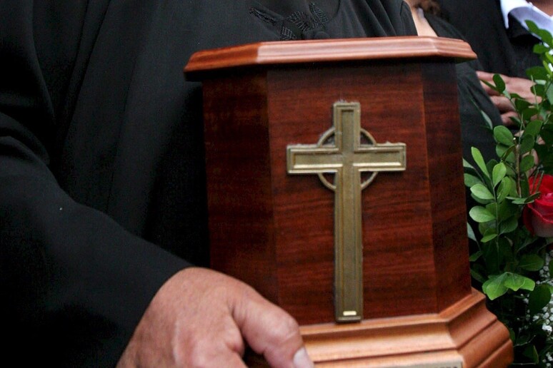 Il Vaticano: sì alla cremazione ma non contro la fede © ANSA/EPA