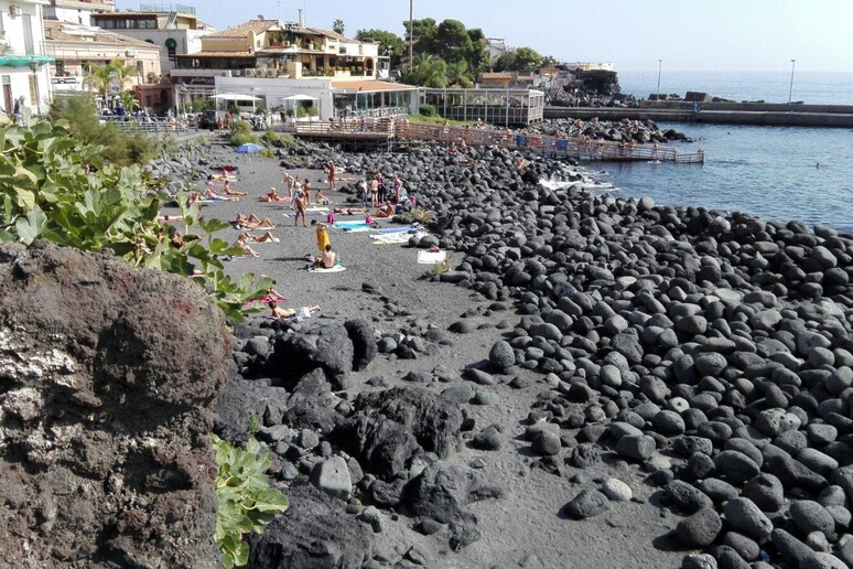 Spiaggia in Sicilia (archivio) - RIPRODUZIONE RISERVATA