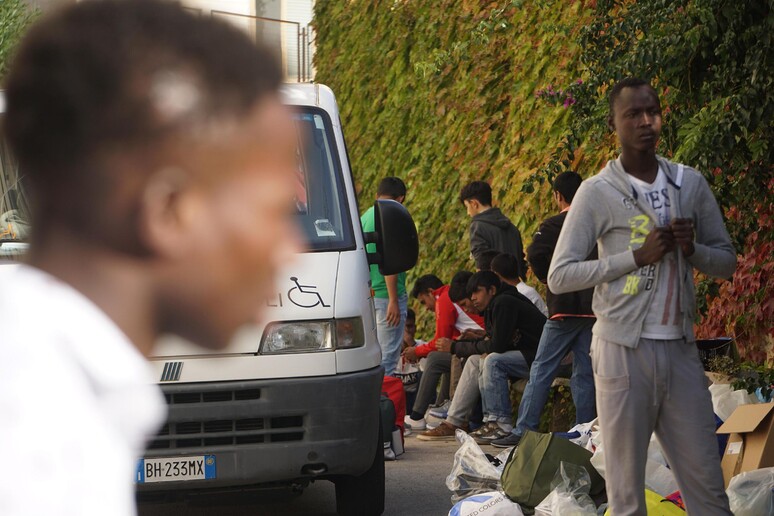 Migranti: nel 2016 12mila rimpatri forzati dall 'Italia - RIPRODUZIONE RISERVATA