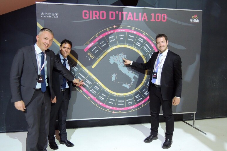 A sin. il sindaco di Asiago Roberto Rigoni Stern e due assessori alla presentazione del Giro 2017 - RIPRODUZIONE RISERVATA