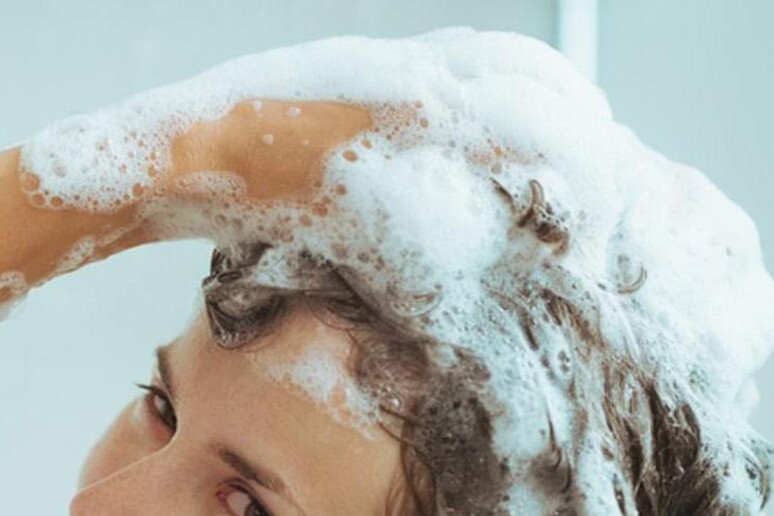 Schiuma shampoo - RIPRODUZIONE RISERVATA