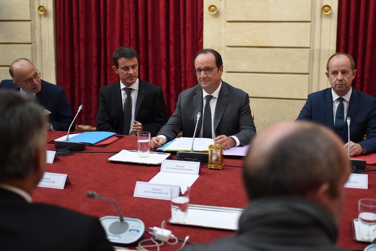 Il nuovo premier Cazeneuve (a destra) con Hollande (al centro) e Valls a sinistra © ANSA/EPA