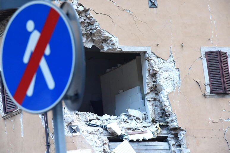 I danni del terremoto a Visso, in centro Italia - RIPRODUZIONE RISERVATA