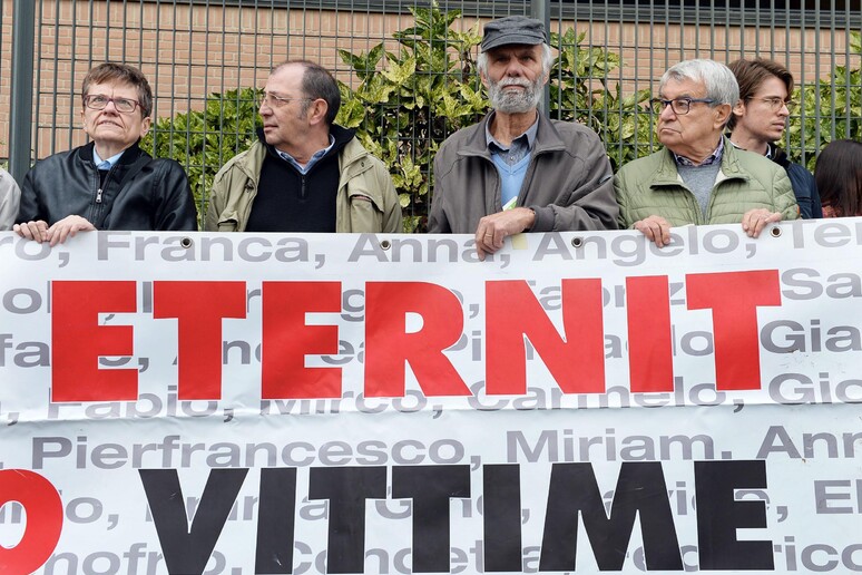 Protesta Eternit - RIPRODUZIONE RISERVATA