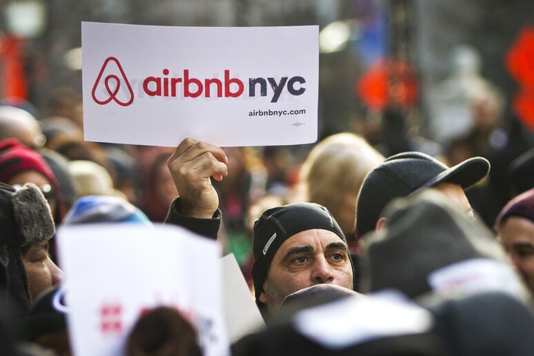 Una manifestazione pro Airbnb a New York © ANSA/AP