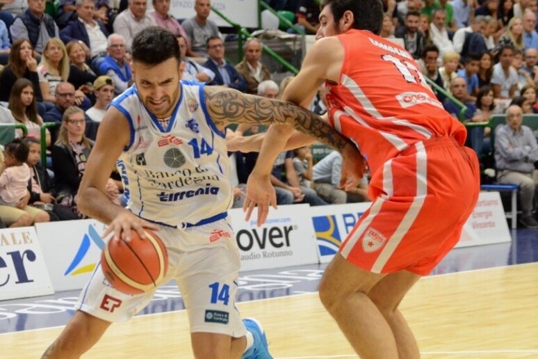 Basket: Sassari-Varese, Sacchetti in azione (foto Dinamobasket.com - RIPRODUZIONE RISERVATA