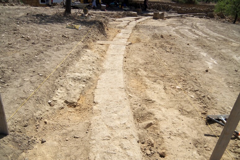 I gradoni semi circolari scoperti durante gli scavi nella Valle dei templi - RIPRODUZIONE RISERVATA