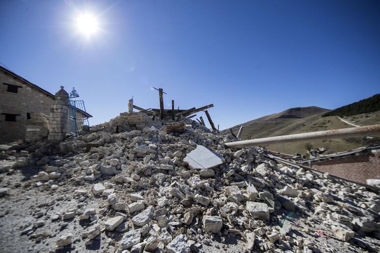 Alcuni abitazioni distrutte a Castelluccio di Norcia - RIPRODUZIONE RISERVATA