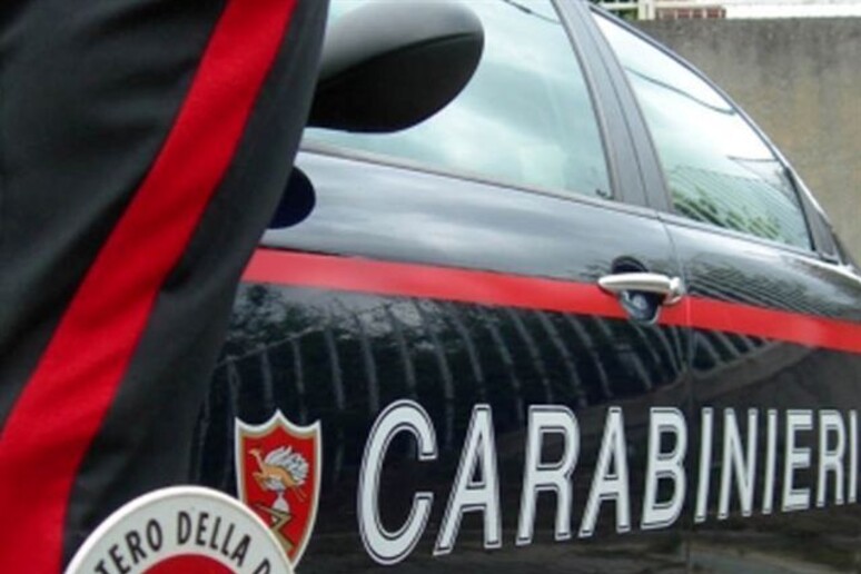 Auto dei Carabinieri in una foto di archivio - RIPRODUZIONE RISERVATA