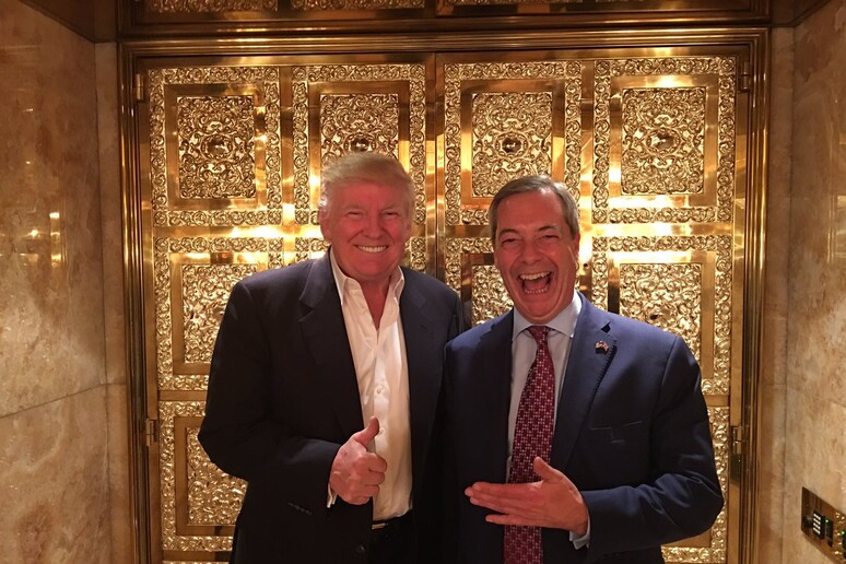 L 'incontro tra Donald Trump e Nigel Farage - RIPRODUZIONE RISERVATA