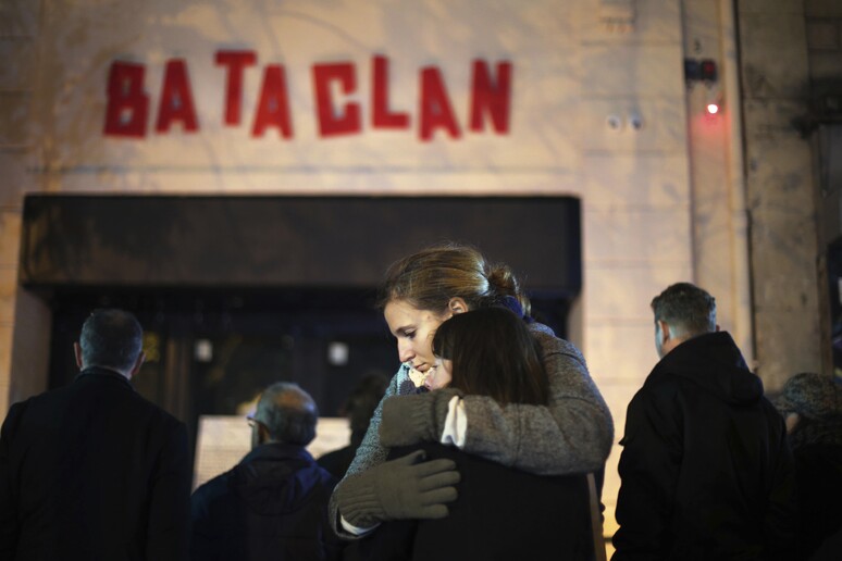 Foto d 'archivio del ricordo della strage al Bataclan un anno dopo il 13 novembre 2016 © ANSA/AP