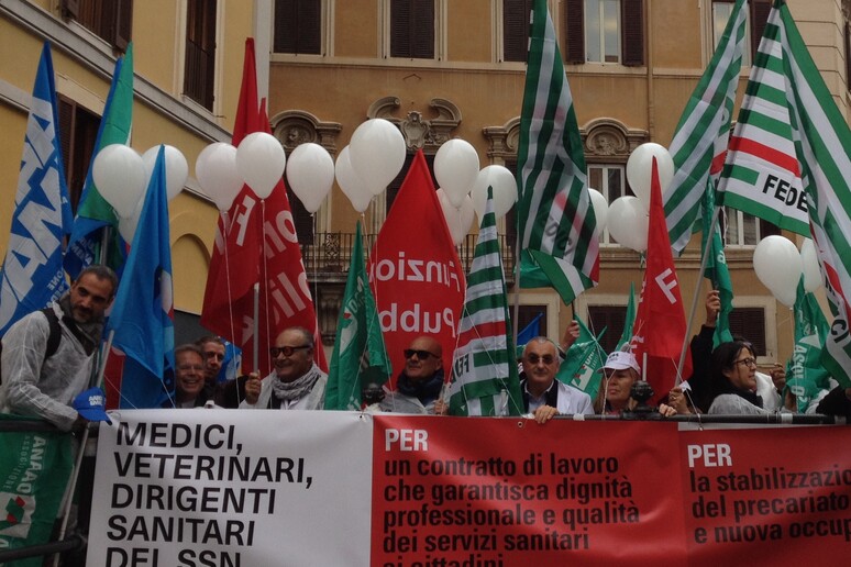 Medici sanità pubblica in sciopero il 28 novembre, la manifestazione di fronte a Montecitorio - RIPRODUZIONE RISERVATA