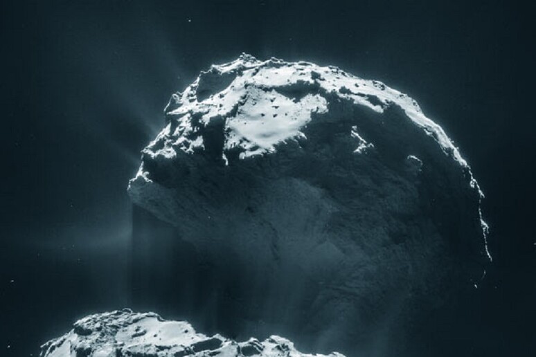 La cometa 67/P Chyuryumov Gerasimenko si è  'spogliata ' passando vicino al Sole, rilevando un cuore azzurrino (fonte: ESA / Rosetta / NAVCAM / CC BY-SA IGO 3.0) - RIPRODUZIONE RISERVATA