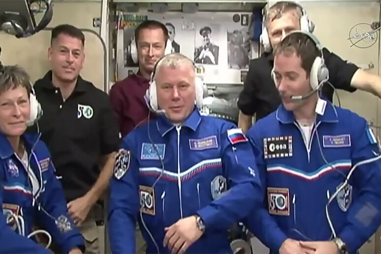 I sei mebri dell 'equipaggio della Stazione Spaziale. In prima fila, da sinistra: Peggy Whitson, Oleg Novitskiy eThomas Pesquet: in seconda fila da sinistra; Shane Kimbrough, Sergey Ryzhikov e Andrey Borisenko (fonte: NASA TV) - RIPRODUZIONE RISERVATA