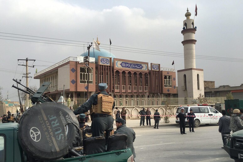 Afghanistan: kamikaze in una moschea a Kabul © ANSA/EPA