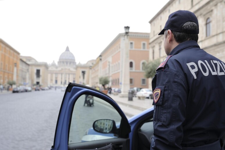 Controlli della polizia nei pressi di Piazza San Pietro (archivio) - RIPRODUZIONE RISERVATA