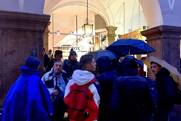 Folla davanti ai negozi a Bolzano per il black friday - RIPRODUZIONE RISERVATA