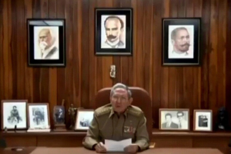 Raul Castro announces his brother 's death on TV © ANSA/EPA
